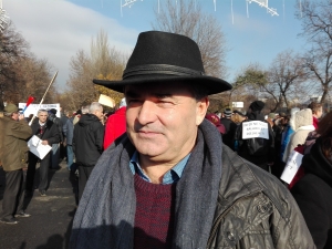 Crescătorii de vaci, alături de protestatarii APIA din teritoriu. „Nu de la ei trebuie începute tăierile salariale” (Pălășan, fermier, Mureș). „Nu știm ce se va întâmpla cu noi de la 1 ianuarie 2018”, (Constantinescu, sindicalist APIA)