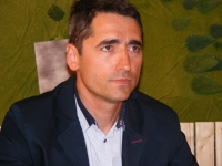 Un fost ofițer livrează taurine Charolaise mulțumită Filierei Calității „Carne de Mânzat”. Carnea rezultată este tranșată și ambalată într-un abator specializat aflat în Râmnicu Vâlcea
