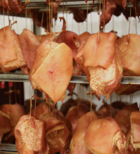 „Produs în România” înseamnă 100% carne românească? Studiu APCPR: 3 din 4 români preferă carnea de porc românească, dar nu știu să o recunoască în magazine