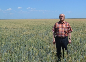 Fermierul care îndeamnă statul român să cumpere cerealele la un preț „negociat, cinstit”, a obținut o recoltă de peste 5.300 kg de grâu la hectar