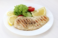 7 din 10 români utilizează carnea de pui pentru pregătirea meselor de mai multe ori pe săptămână. 93% dintre cei chestionați au ales pieptul de pui la grătar ca fiind cel mai des gătită rețetă