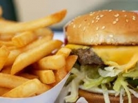 Bucureştenii mănâncă la fast-food, în timp ce românii din celelalte oraşe preferă restaurantul